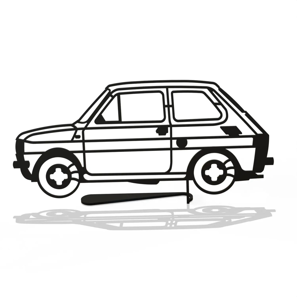 Czarna metalowa sylwetka Fiata 126p (Maluch) na podstawce. Motoryzacyjna dekoracja na biurko ze stali, pomysł na prezent od ArtiLines.