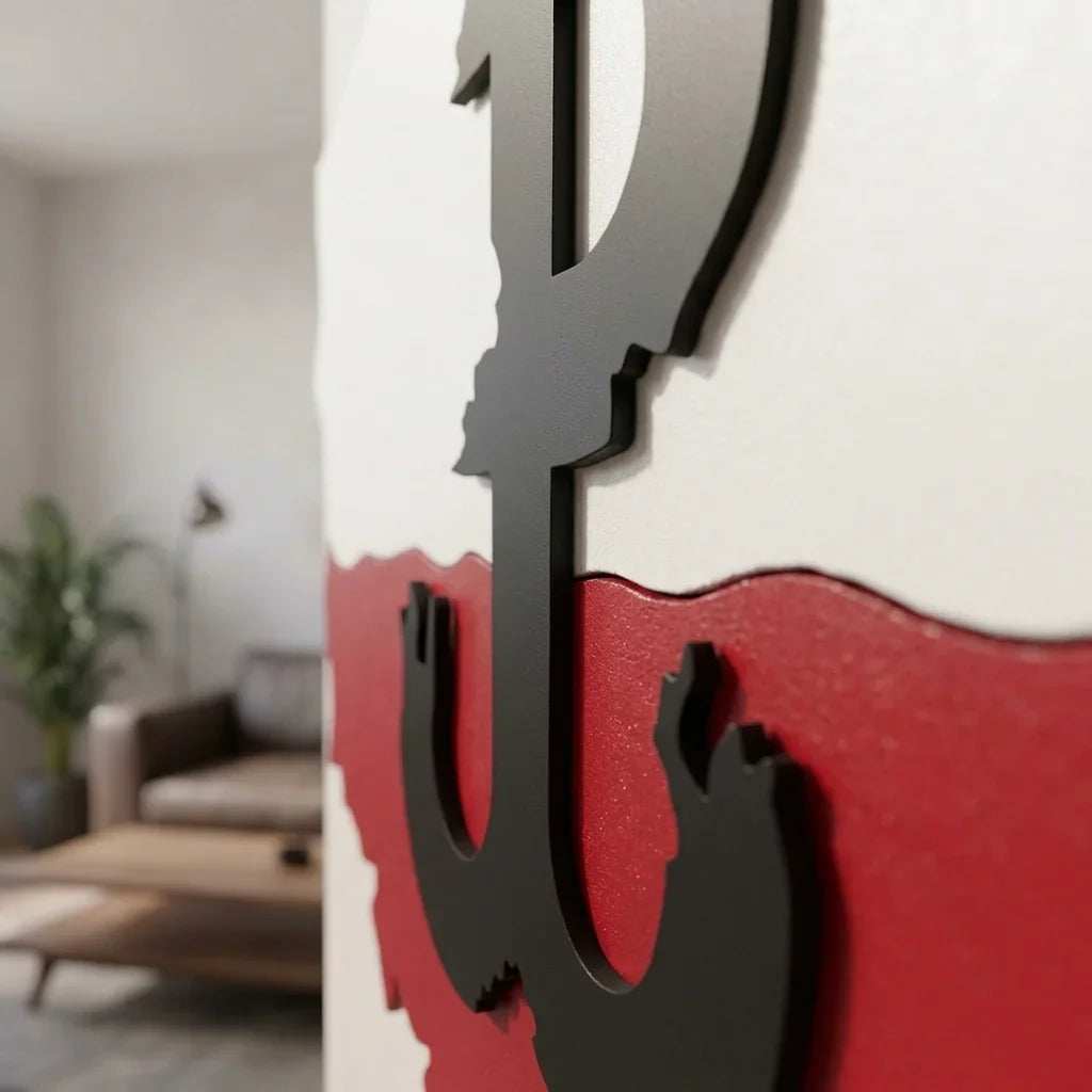 Metalowa mapa Polski z czarną kotwicą PW. Patriotyczna ozdoba ścienna 3D. - Zbliżenie na detale i ukryte mocowania.