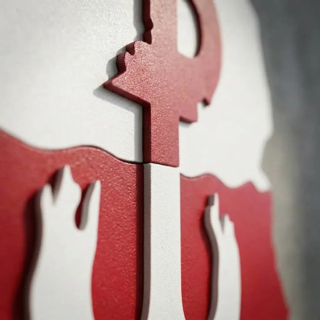 Metalowa mapa Polski ze znakiem Polska Walcząca 3D. Wykonana z solidnej stali 2mm. - Zbliżenie na detale i ukryte mocowania.